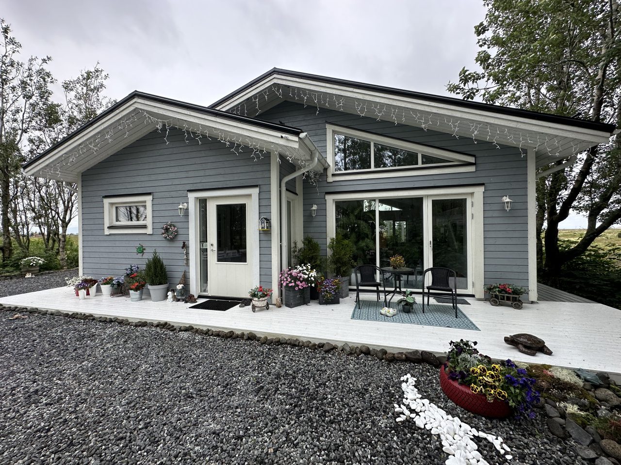 Front view of a Lagan standard-design house in Iceland with a gable façade and large sliding doors.